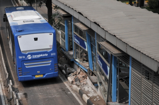 Kondisi Halte Transjakarta Simprug pasca tertabrak truk kontainer