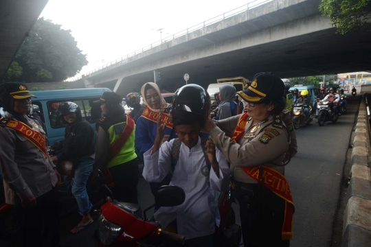 Cantiknya Polwan berkebaya atur lalu lintas di Jatinegara