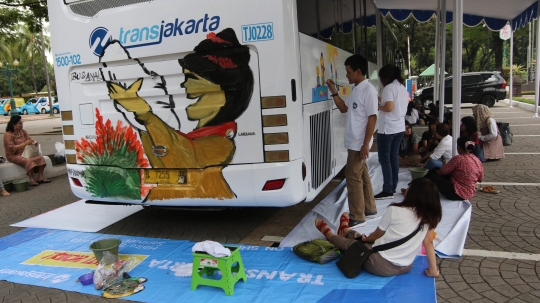 Sambut Hari Kartini, anak-anak Difabel antusias lukis bus Transjakarta