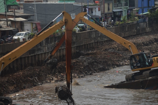 Cegah pendangkalan, lumpur Kanal Banjir Barat dikeruk