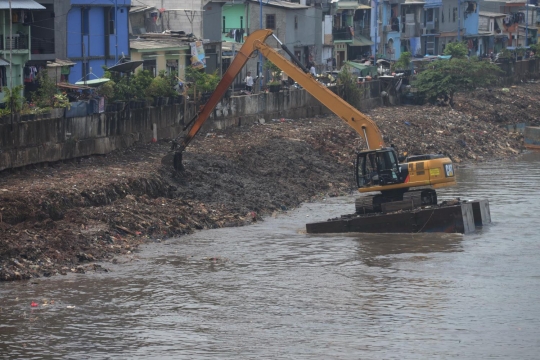 Cegah pendangkalan, lumpur Kanal Banjir Barat dikeruk