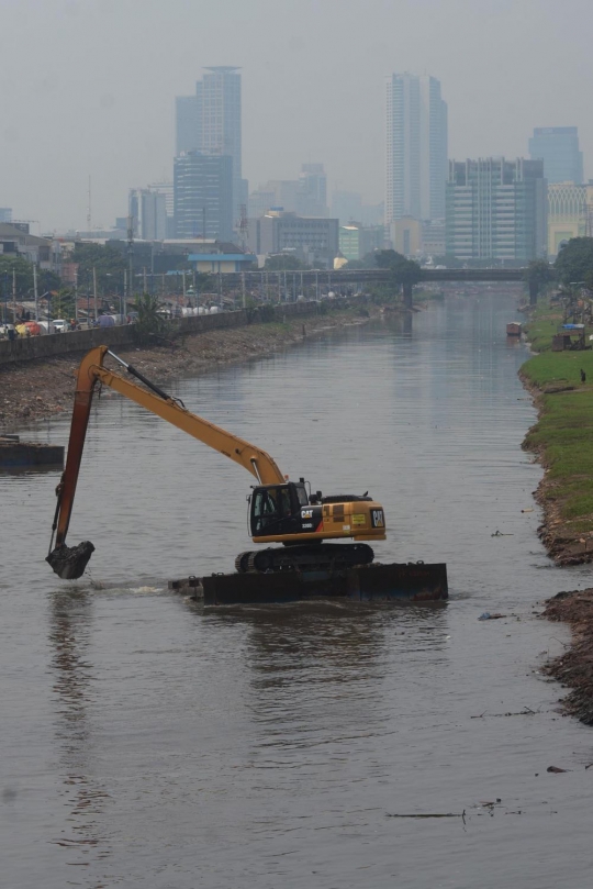 Cegah pendangkalan, lumpur Kanal Banjir Barat dikeruk