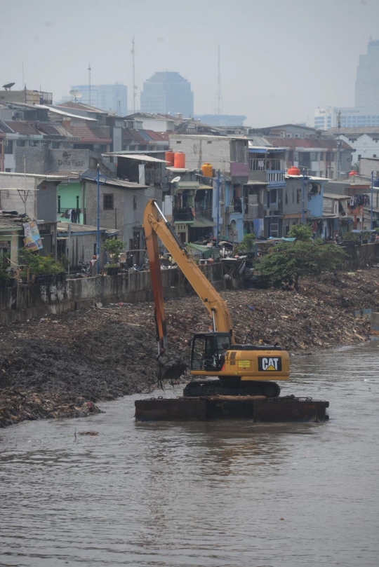 Cegah pendangkalan, lumpur Kanal Banjir Barat dikeruk