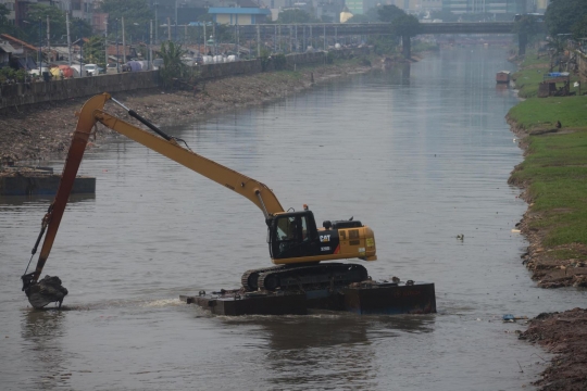 Cegah pendangkalan, lumpur Kanal Banjir Barat dikeruk