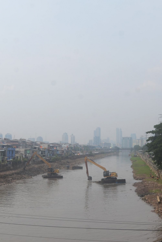 Cegah pendangkalan, lumpur Kanal Banjir Barat dikeruk