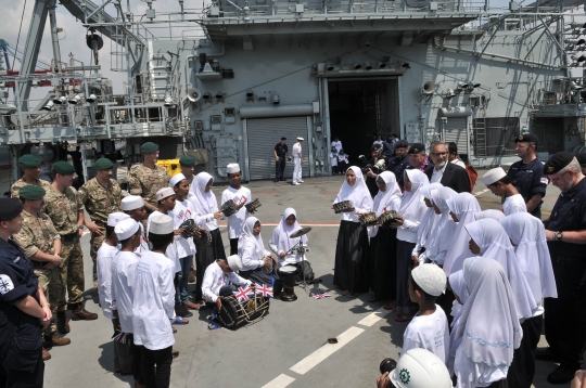 Keceriaan anak panti asuhan kunjungi kapal perang Inggris HMS Albion