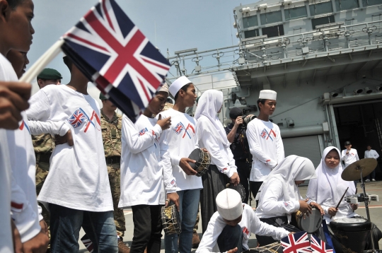 Keceriaan anak panti asuhan kunjungi kapal perang Inggris HMS Albion