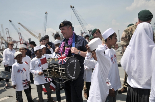 Keceriaan anak panti asuhan kunjungi kapal perang Inggris HMS Albion