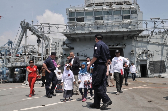 Keceriaan anak panti asuhan kunjungi kapal perang Inggris HMS Albion