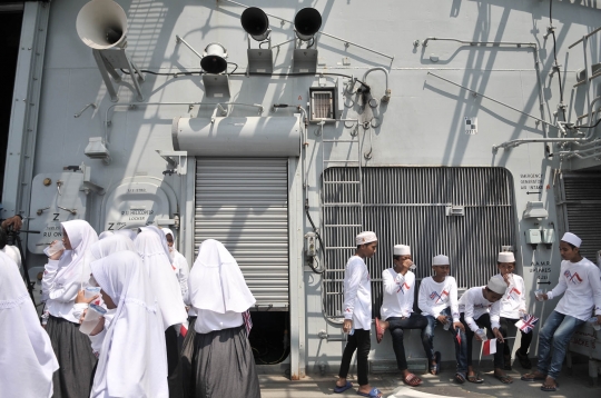 Keceriaan anak panti asuhan kunjungi kapal perang Inggris HMS Albion