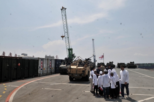 Keceriaan anak panti asuhan kunjungi kapal perang Inggris HMS Albion