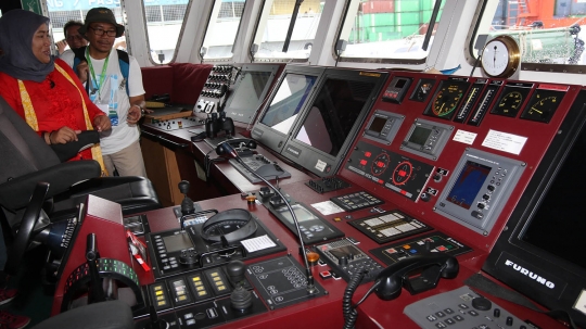 Melihat lebih dekat kapal Rainbow Warrior milik Greenpeace