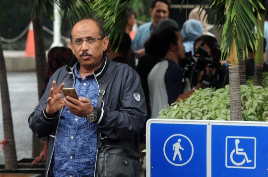 Penuhi panggilan KPK, Djamal Aziz Attamimi tebar senyuman