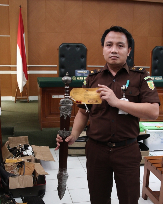 Barang-barang mewah bos First Travel dihadirkan dalam sidang lanjutan