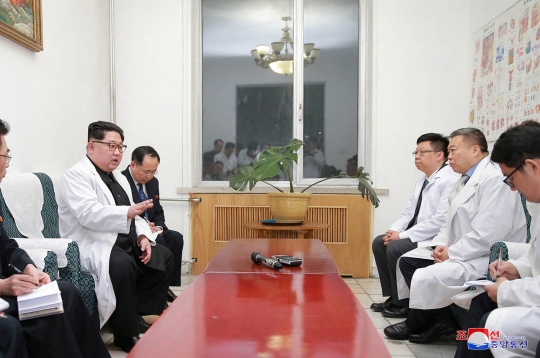 Kim Jong-un besuk korban kecelakaan bus wisatawan China di Korut