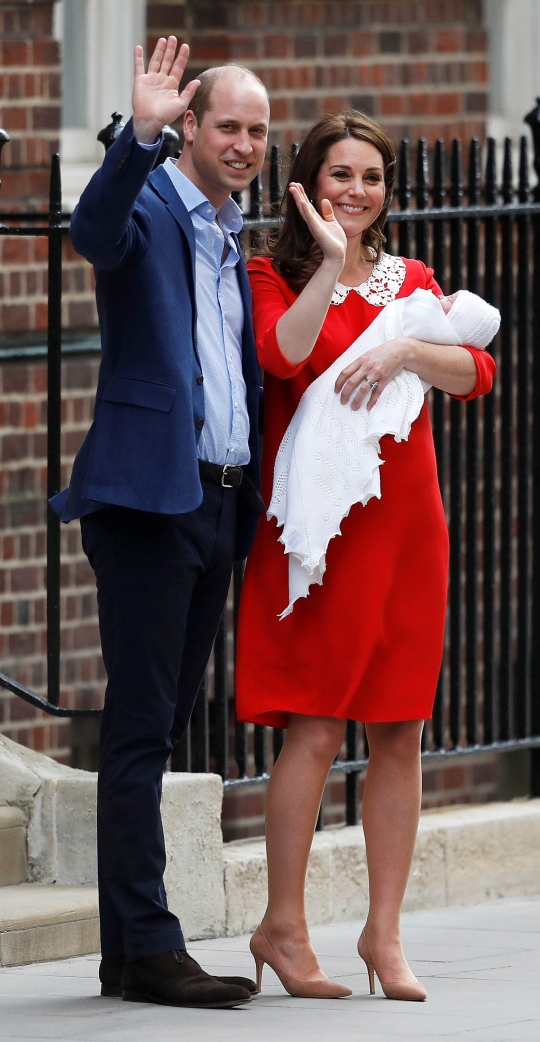 Wajah bahagia Pangeran William dan Kate Middleton kenalkan anak ketiganya