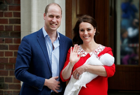 Wajah bahagia Pangeran William dan Kate Middleton kenalkan anak ketiganya
