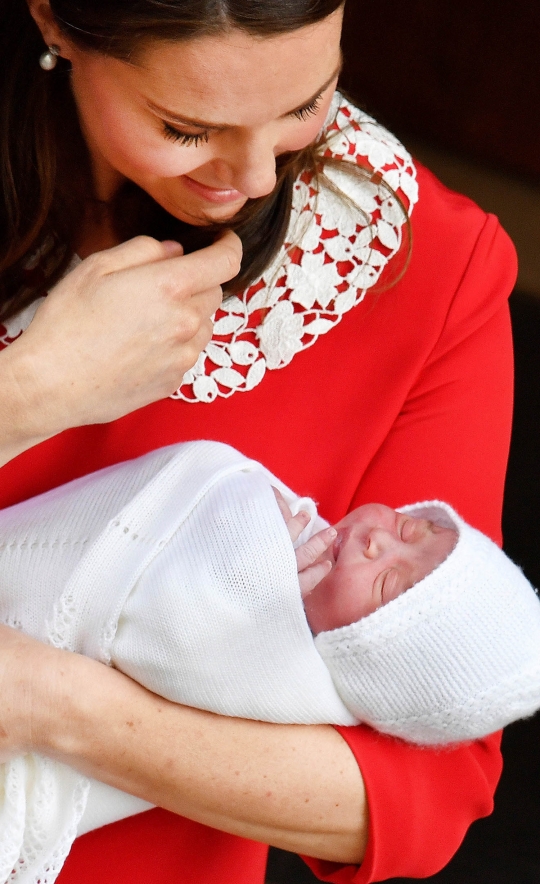 Wajah bahagia Pangeran William dan Kate Middleton kenalkan anak ketiganya
