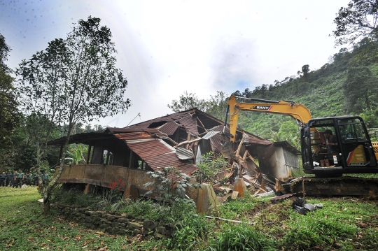 Pembongkaran vila ilegal di Pondok Berburu Cisadon