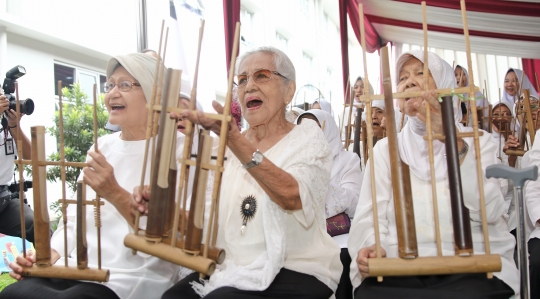 Aksi lansia bermain angklung