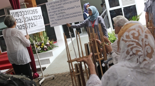 Aksi lansia bermain angklung