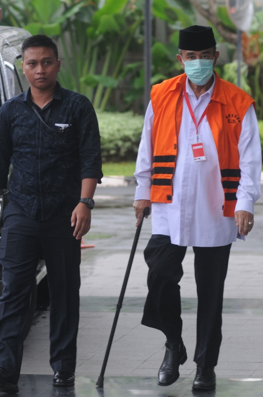 Bupati Bandung Barat pakai tongkat dan masker saat diperiksa KPK