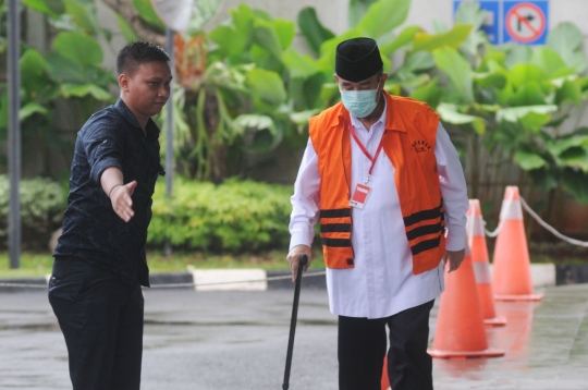 Bupati Bandung Barat pakai tongkat dan masker saat diperiksa KPK