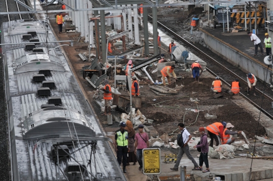 Memantau progres pembangunan stasiun penunjang jalur kereta DDT