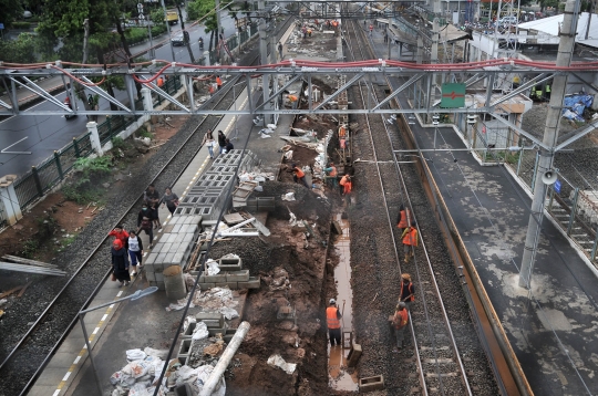 Memantau progres pembangunan stasiun penunjang jalur kereta DDT