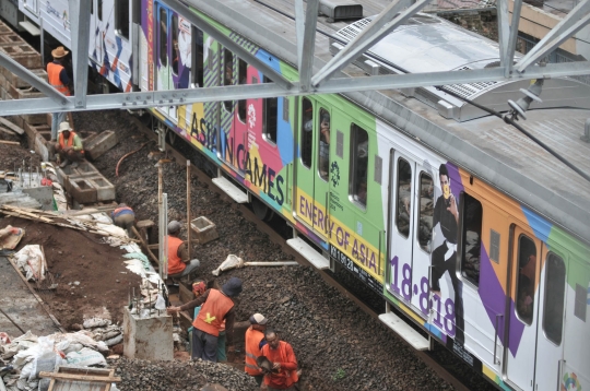 Memantau progres pembangunan stasiun penunjang jalur kereta DDT