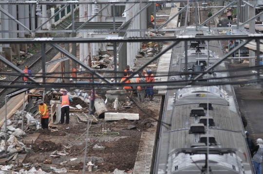 Memantau progres pembangunan stasiun penunjang jalur kereta DDT