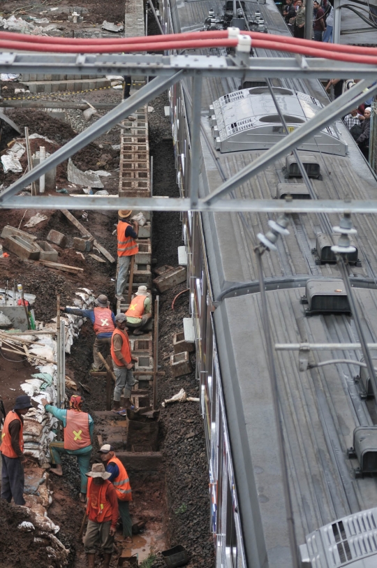 Memantau progres pembangunan stasiun penunjang jalur kereta DDT