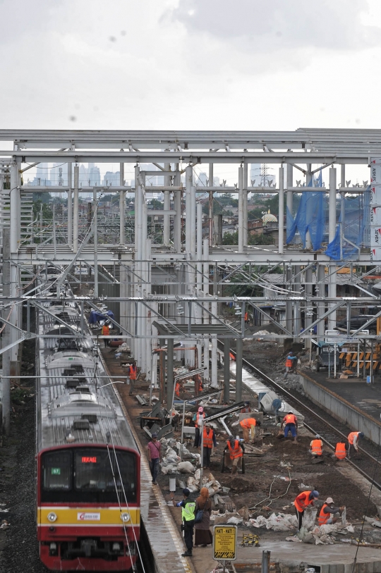 Memantau progres pembangunan stasiun penunjang jalur kereta DDT