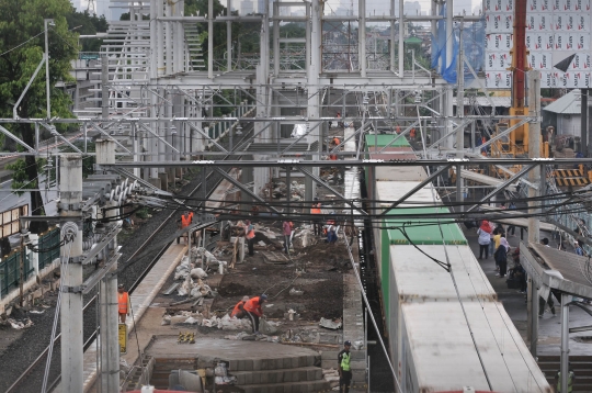 Memantau progres pembangunan stasiun penunjang jalur kereta DDT