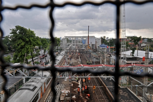 Memantau progres pembangunan stasiun penunjang jalur kereta DDT