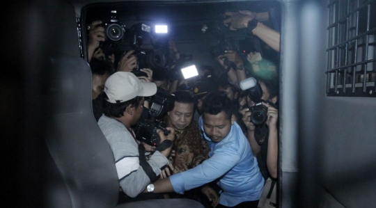 Dikawal para wartawan, Setya Novanto kembali masuk ke mobil tahanan
