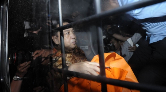 Dikawal para wartawan, Setya Novanto kembali masuk ke mobil tahanan