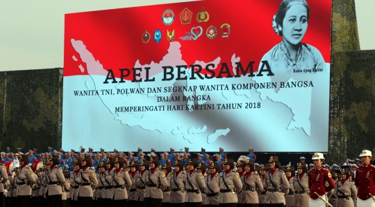 Jokowi pimpin apel Hari Kartini yang dihadiri 10.000 prajurit wanita