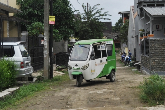 Bajaj listrik jadi kendaraan operasional warga di Bogor