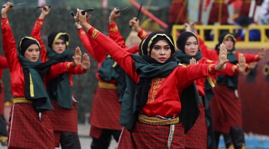 Atraksi prajurit wanita TNI-Polri meriahkan apel Hari Kartini