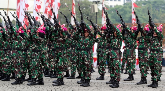 Atraksi prajurit wanita TNI-Polri meriahkan apel Hari Kartini