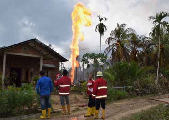 Api setinggi pohon kelapa menyembur dari sumur minyak di Aceh