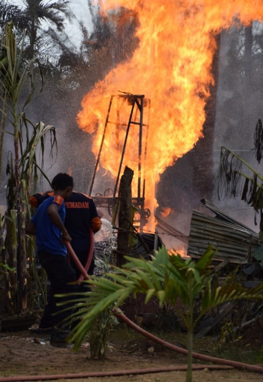 Api setinggi pohon kelapa menyembur dari sumur minyak di Aceh