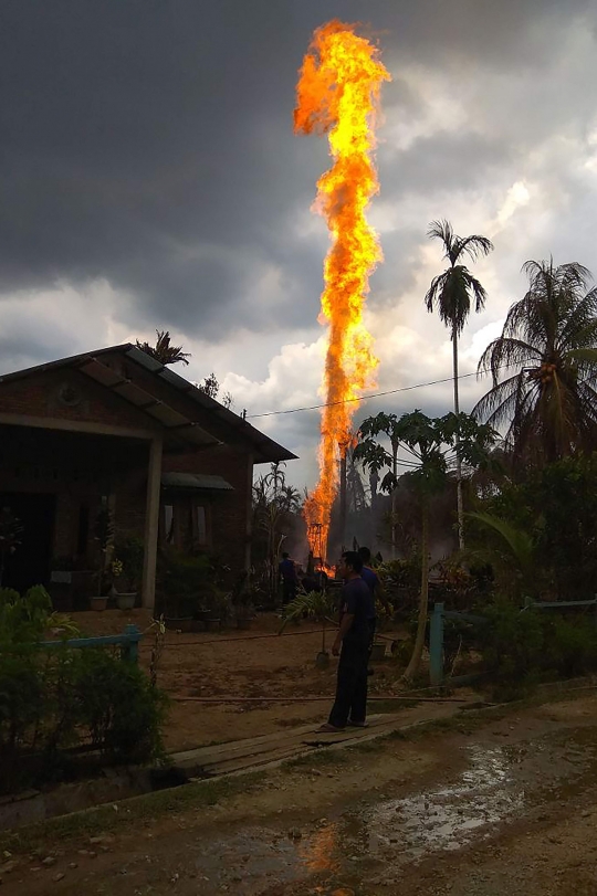 Api setinggi pohon kelapa menyembur dari sumur minyak di Aceh