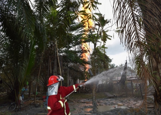 Api setinggi pohon kelapa menyembur dari sumur minyak di Aceh