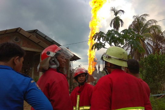 Api setinggi pohon kelapa menyembur dari sumur minyak di Aceh