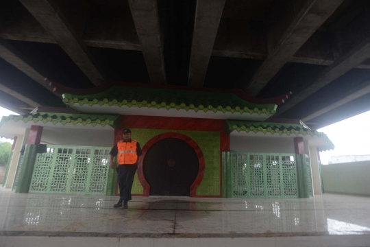 Mengunjungi kemegahan musala Tiongkok di kolong flyover