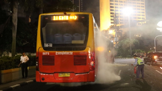 Terdengar ledakan, bus Transjakarta berasap di Bundaran HI