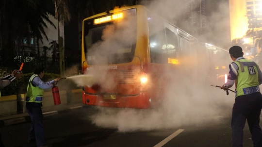 Terdengar ledakan, bus Transjakarta berasap di Bundaran HI