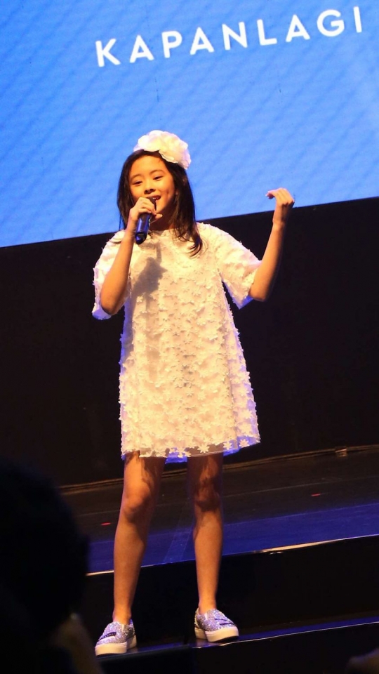 Penampilan penyanyi Muda Clarice Cutie meriahkan panggung XYZ Day 2018